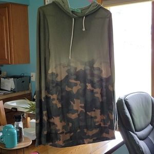 Filly flair camo hooded light weight long sleeve size medium women's